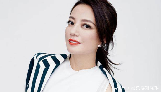 一个月就瘦身成功!赵薇现身某慈善活动,水蛇腰