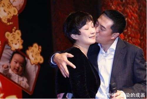 张嘉译两任妻子对比,张嘉译两任妻子对比照片
