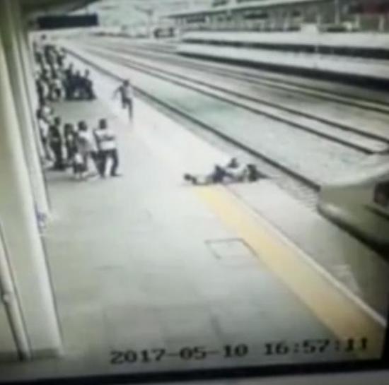 女子跳轨自杀被客运员死命拽回监控视频曝光 女子为什么要轻生？