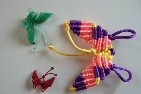 怎样手工编用塑料绳编书包挂_360问答