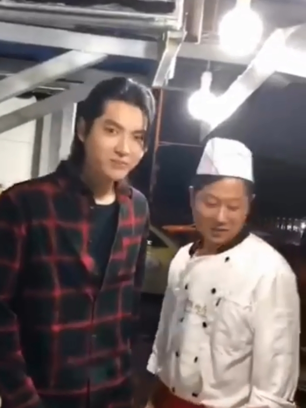 吴亦凡凌晨现身面馆学做大碗宽面 白天请全场