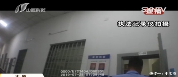 男友手伸进衣服里捏