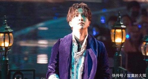 垮了!薛之谦演唱会打嗝笑场中断,形象全毁了,网