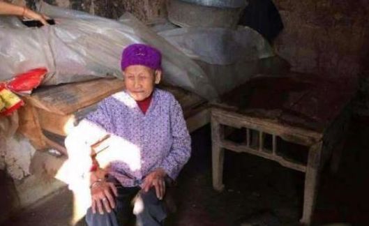 奶奶过世,孙女探望奶奶尸体时,突然感觉不对,想跑已经在劫难逃