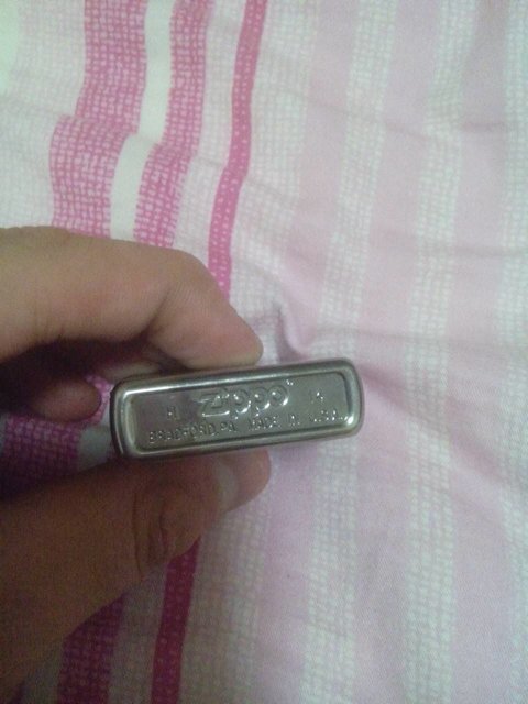 ZIPPO火机怎么加油,我没看到加油孔,顺便交一