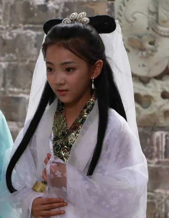白素贞的扮演者陶奕希,颜值高,演技也受到不少网友的赞扬,该戏使用了