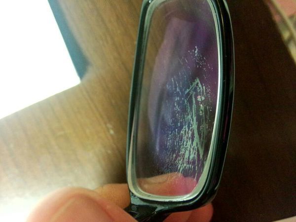 眼镜镜片有类似划痕的印子,但不是划痕,用指甲