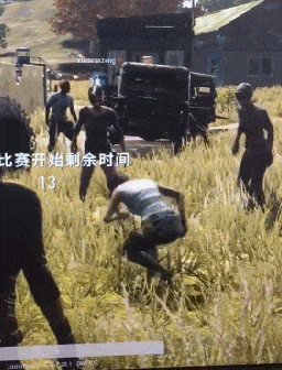gif搞笑趣图: 来啊,互相伤害啊,妹子干得漂亮!