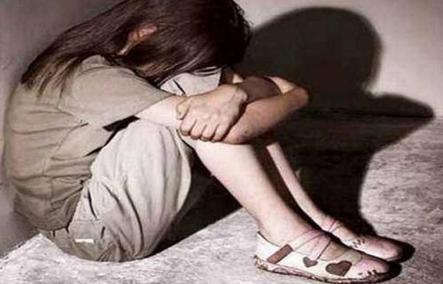 17岁小情侣想打掉腹中胎儿,医生掀开衣服却说:叫你父母来