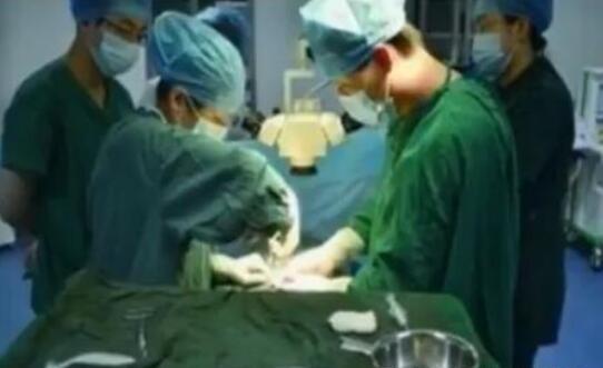 1岁大宝宝小肠坏死,只因奶奶这样冲奶粉,医生怒斥奶奶糊涂