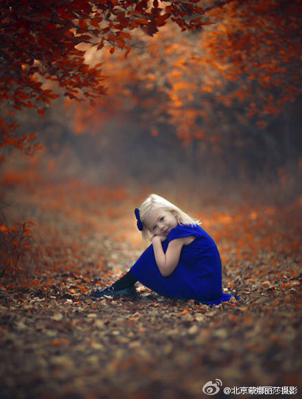 在网上找工作。看到有个学校文印室招聘女工。