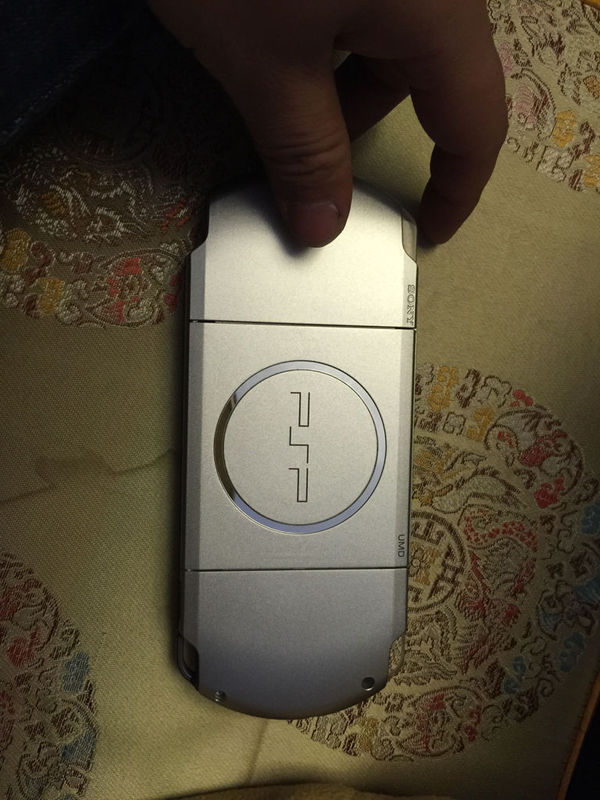 1500元买了个psp3000魔幻银 限量版 充满电能