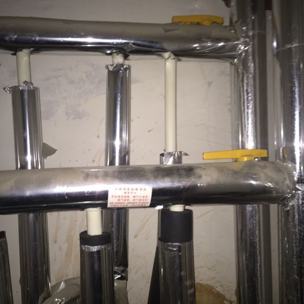 楼道里面的暖气管道前后两个,后面的已经热了