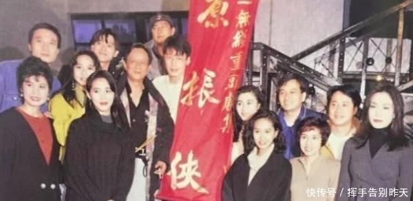 李嘉欣和朱茵26年前合影曝光,网友:旁边的王菲