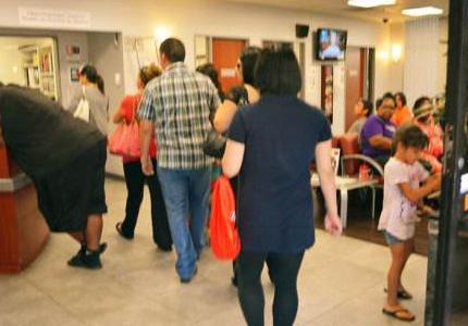 七个月孕妇肚疼难忍,办理好入院手续之后,被医