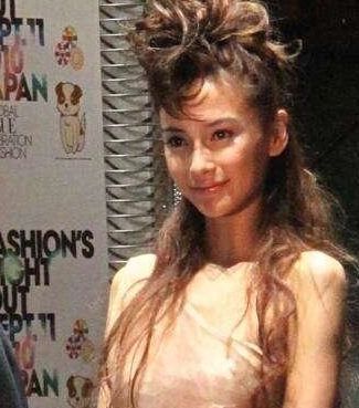 杨颖18岁在日本照片曝光,整没整容一眼看出,黄