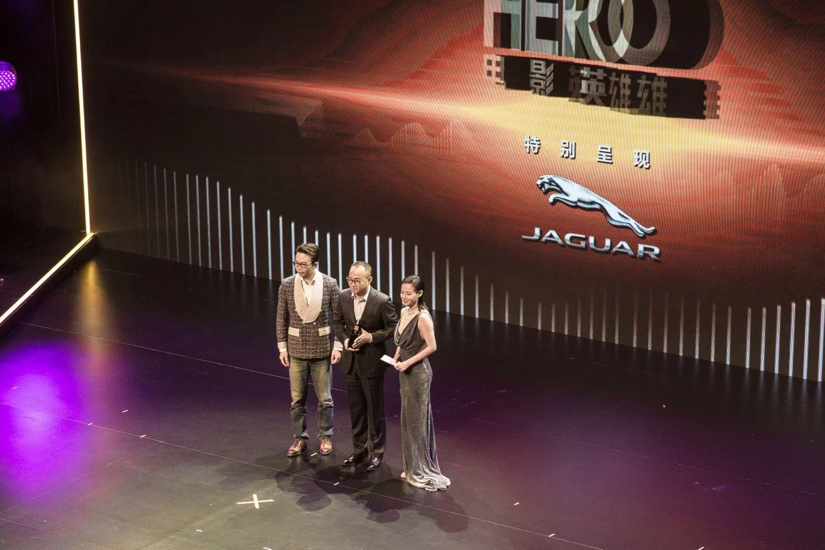 著名作家江南担任电影英雄盛典评委  为幕后工作者颁奖