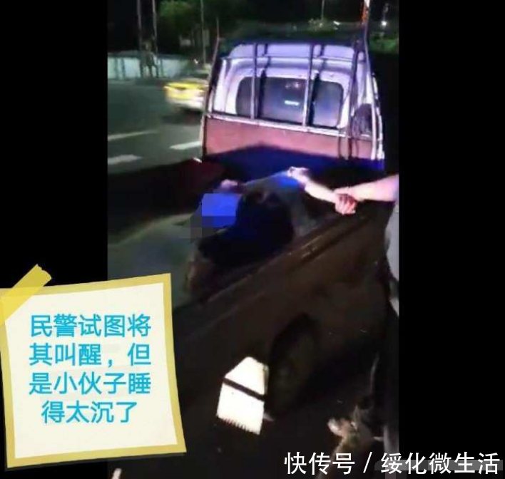 兰州一醉酒小伙将路旁小货车当床脱了裤子就睡