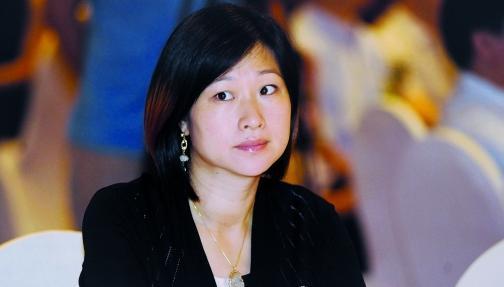陈静让球时,这一次她以3-2战胜队友队友李惠芬,拿到乒乓球奥运会金牌