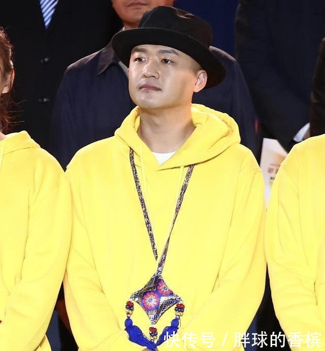 成龙发起大型扶贫晚会,所有明星穿卫衣出席,景