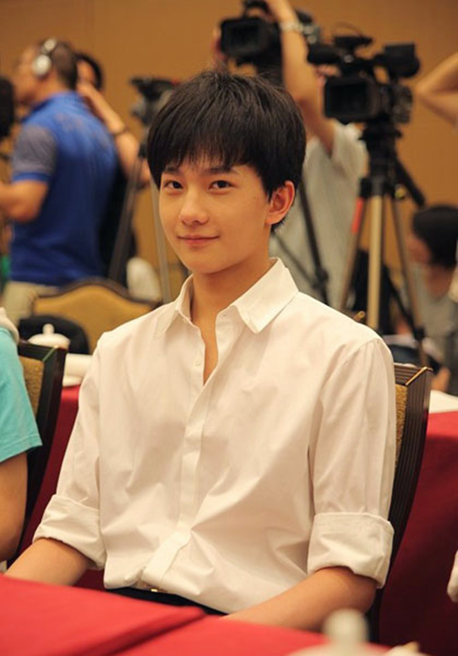 为了解决右耳的这个问题,杨洋不打麻药做手术