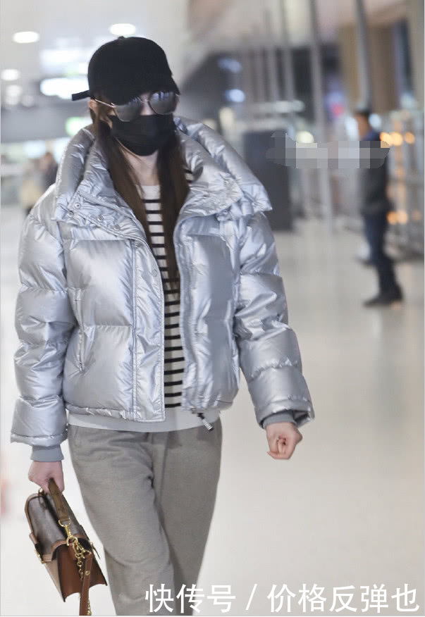 唐嫣穿银色羽绒服墨镜口罩遮面包裹严实 机场