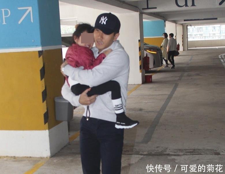 刘恺威抱小糯米外出度假,被问杨幂连说4个字,