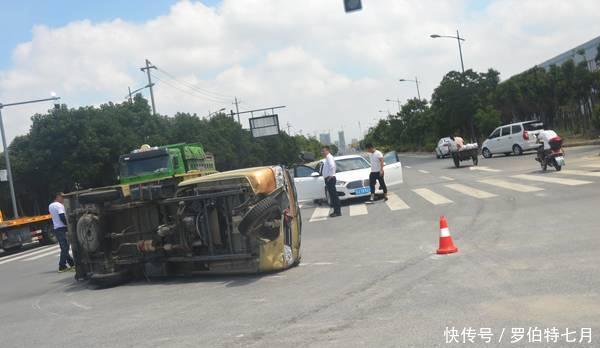 三轮小摩卡闯红灯撞上直行小轿车冒起了白烟