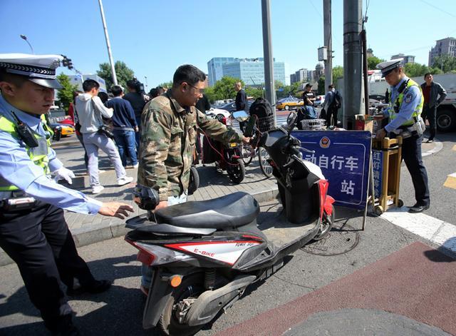 北京交警严查无牌电动自行车上路 有牌不悬挂