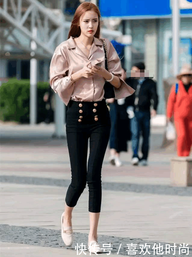 美女肤白貌美身穿性感的连衣包臀裙,优雅迷人