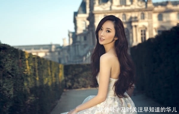 吴佩慈现身名媛生日趴,身穿T恤牛仔裤很休闲,