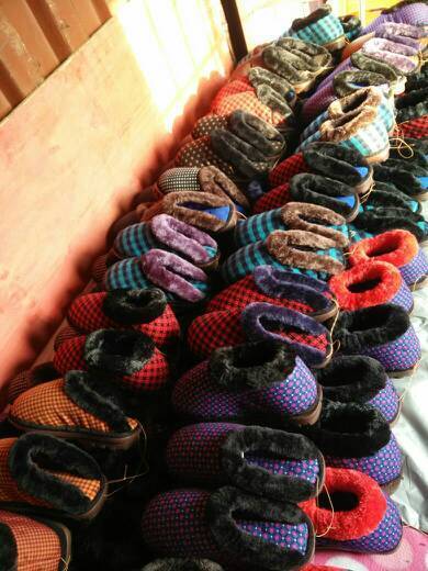 手工做的棉鞋,全部捐献给孤儿_360问答