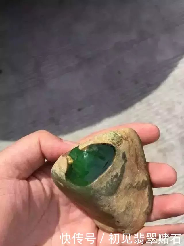 开窗绿的翡翠原石带皮雕刻大气龙龟摆件,很是漂亮啊! 吉祥坊太阳城代理