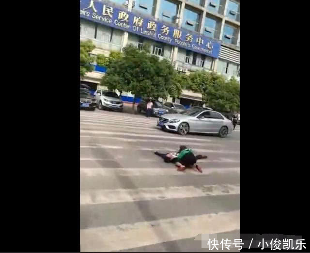 男子当街下跪求女友原谅，女子一脸爱理不理，下一幕让她悔恨终身