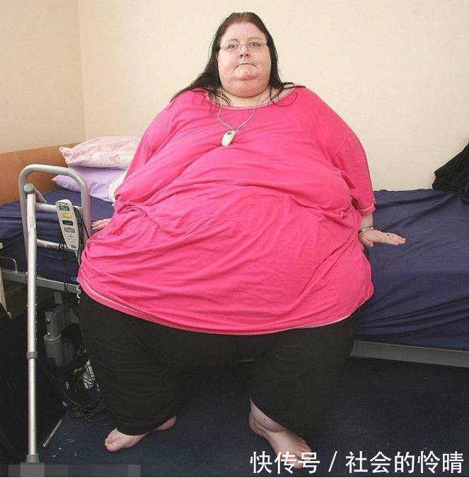 国外女子因饮食不规律肥胖猝死,网友:这就是传