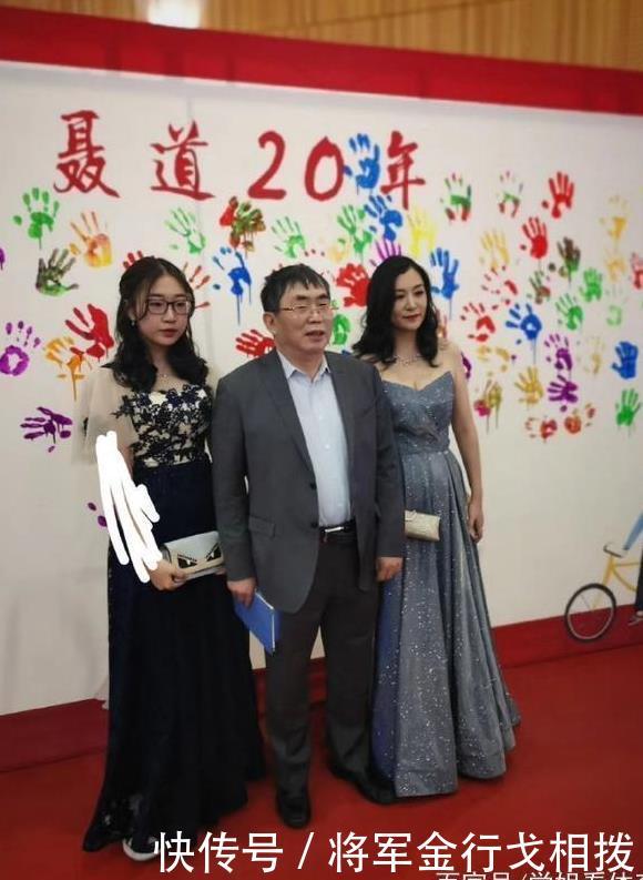 66岁聂卫平最新全家福:三婚妻子显年轻,和女儿