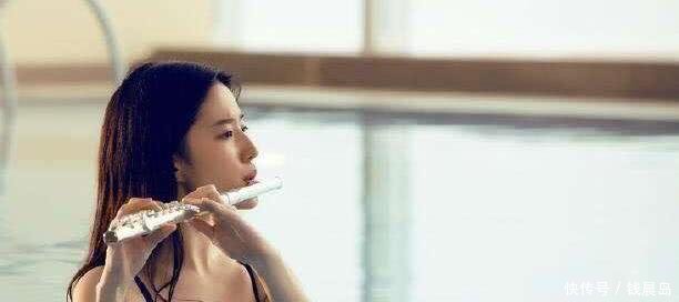 刘亦菲穿泳装脚扭伤,吃瓜群众们纷纷羡慕身旁