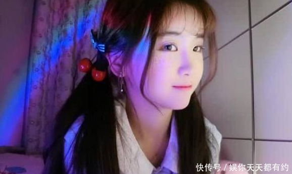 杨清柠晒卖萌自拍照,图一我忍,网友:割的双眼皮