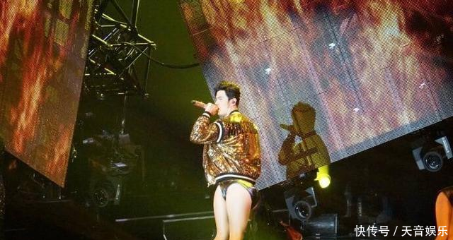 明星错位照:鹿晗牵手热巴,赵薇坐王俊凯大腿,周