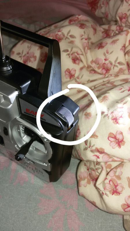 请问,遥控直升机右上方有一个小轮,可以转,是干