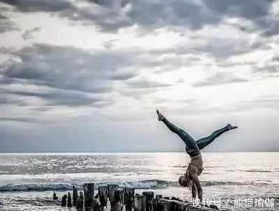 练习这个瑜伽体式,抓住黄金10分钟,假孕肚2周