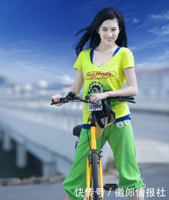刘亦菲一身绿色运动服在天湖边骑单车,自在惬