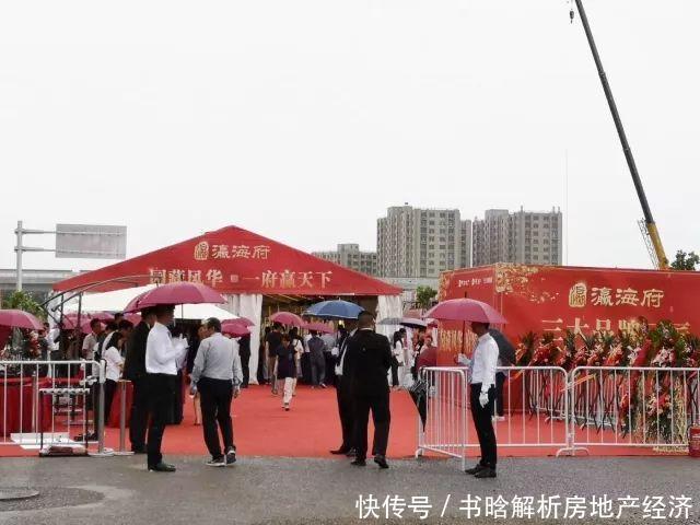 限房价项目开盘现场：有的在抢房，有的在抢人