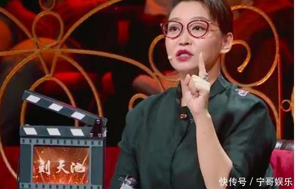 韩雪台上即兴表演,直接脱掉鞋袜光脚演戏,章子