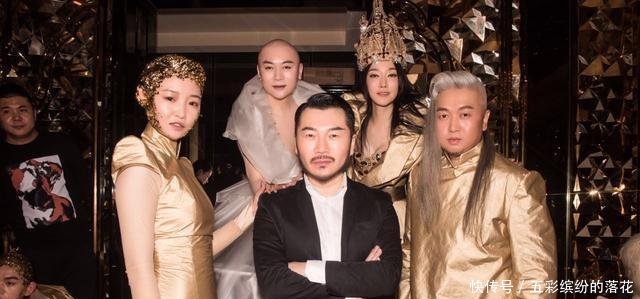 他是萨顶顶经纪人,却在《香蜜》里演配角,另一