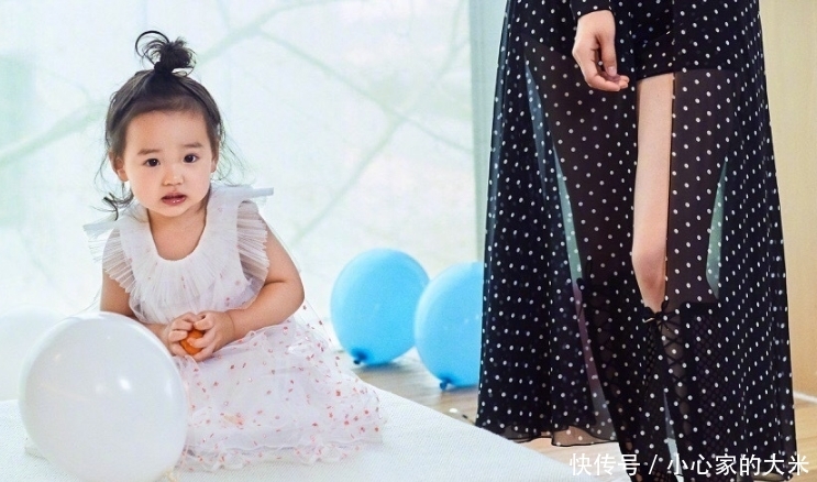 董璇女儿正脸照,天生卷发很像洋娃娃,眉眼神态