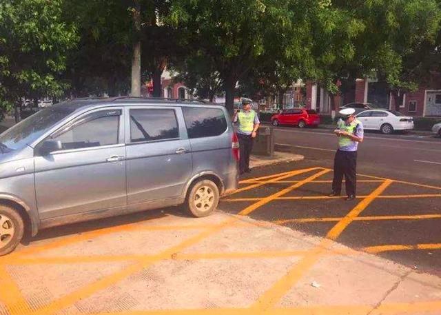 交警提示:即日起,严查闯绿灯行为,查到直接扣