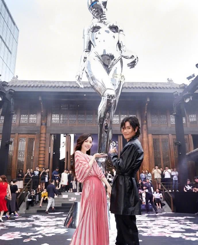 这是什么神仙爱情?郭碧婷现场向向佐索吻,甜得