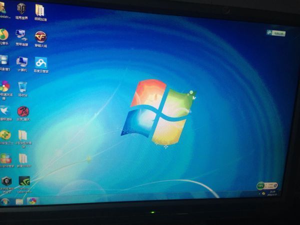 显示器出现了一条条竖纹,成像模糊,色彩很乱_