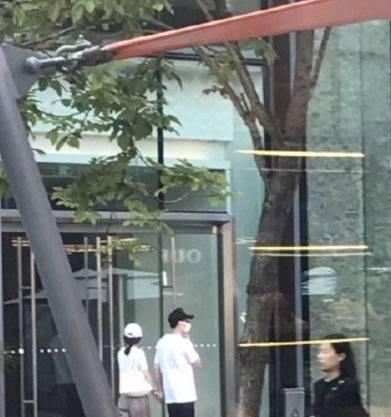 两次疑似偶遇赵丽颖和冯绍峰，五张照片全方位对比：这是圈套